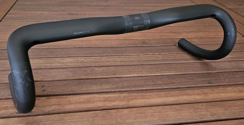 SYNCROS HB-R100-CF – moderní karbonová řídítka pro silničku nebo i gravel - NOVÁ