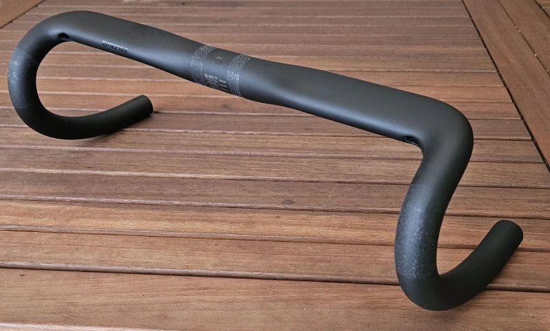 SYNCROS HB-R100-CF – moderní karbonová řídítka pro silničku nebo i gravel - NOVÁ