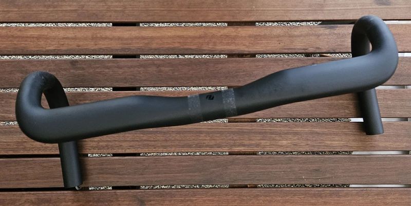 SYNCROS HB-R100-CF – moderní karbonová řídítka pro silničku nebo i gravel - NOVÁ