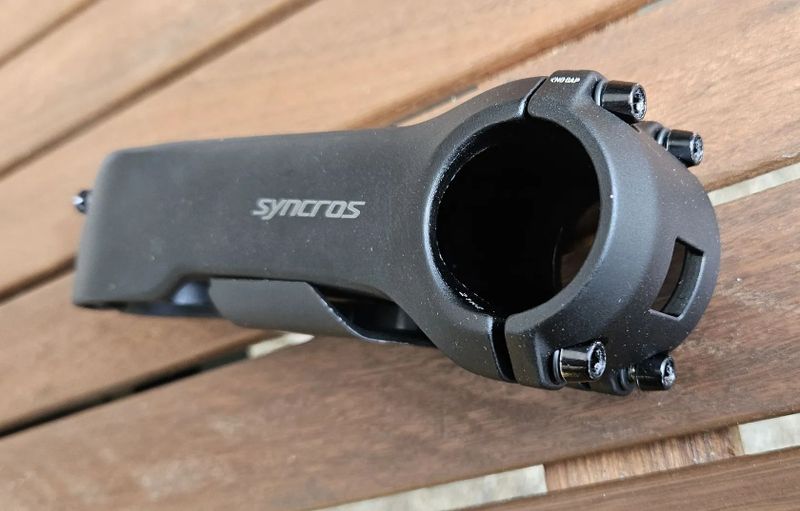 SYNCROS RR 2.0 – masivní představec pro semi-integrované vedení kabeláže – DEMONTÁŽ