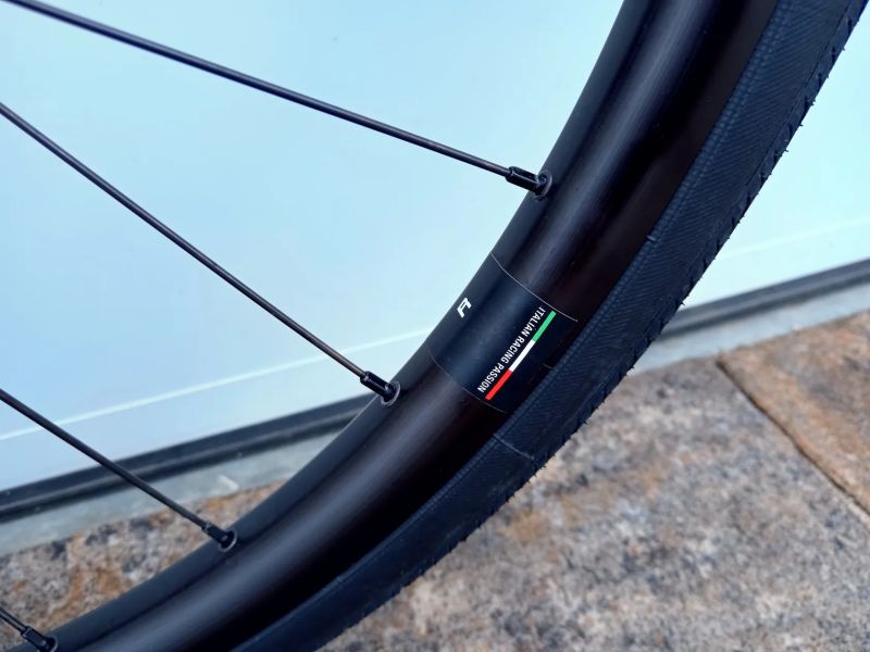 Zapletená kola Microtech Microtech MX25 - sundaná z nového kola včetně plášťů