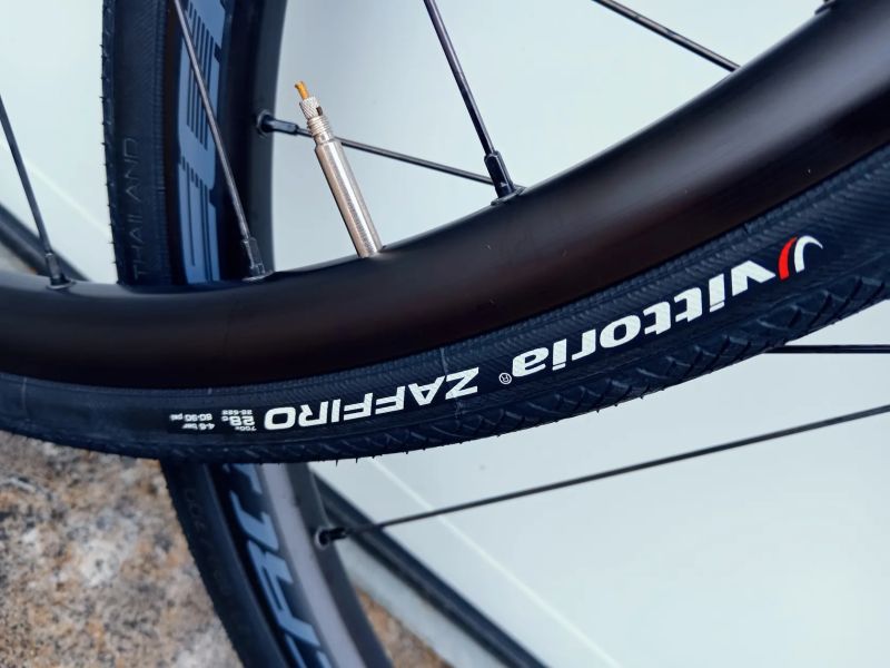 Zapletená kola Microtech Microtech MX25 - sundaná z nového kola včetně plášťů