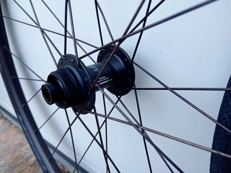 Zapletená kola Microtech Microtech MX25 - sundaná z nového kola včetně plášťů