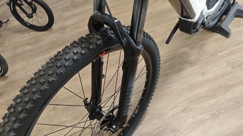 Raymon HardRay E 7.0 White 29" Nové kolo se zárukou ! Ušetříte 41 000 Kč !