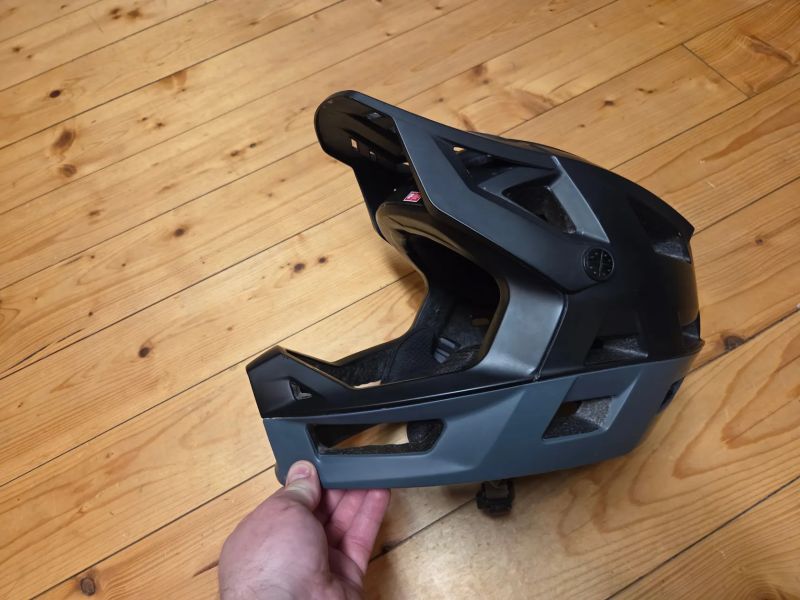 Prodám integrální helmu IXS Trigger FF velikost S-M