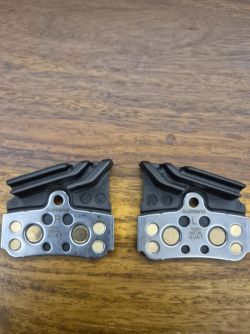 Destičky Shimano N04C metal (2 páry) pro čtyřpístovou brzdu