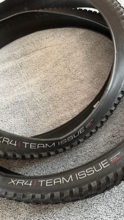 2x plášť Bontrager XR4 Team Issue
