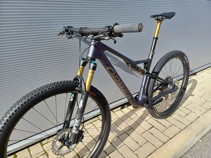 Prodám celoodpružené horské kolo orbea oiz M-pro velikost L karbonové kola +wattmetr 