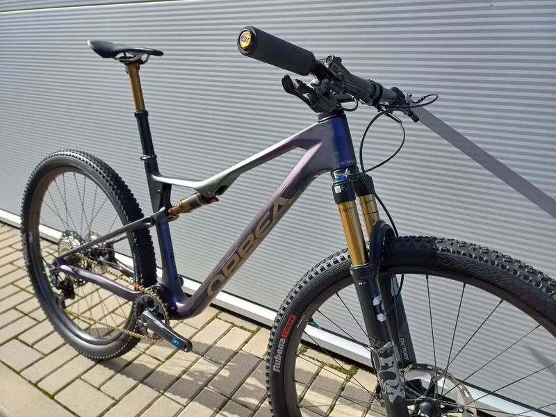 Prodám celoodpružené horské kolo orbea oiz M-pro velikost L karbonové kola +wattmetr 