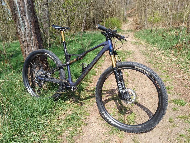 Prodám celoodpružené horské kolo orbea oiz M-pro velikost L karbonové kola +wattmetr 