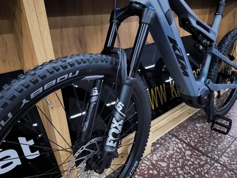 MACINA KAPOHO 8972 L DI2 black - blue, 800Wh, 2026, GPS modul, vel. XL