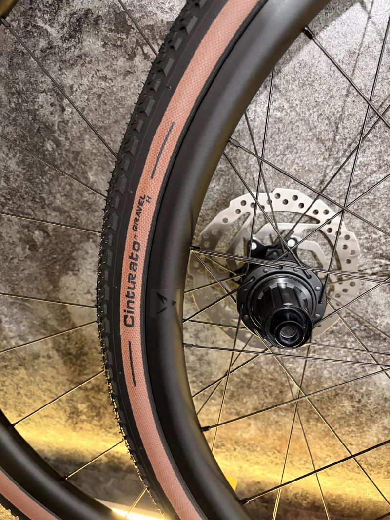 Shimano GRX 2x12s + Velomann V24G + Pirelli Cinturato