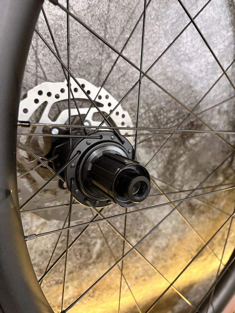 Shimano GRX 2x12s + Velomann V24G + Pirelli Cinturato