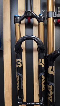 Nová Fox 34 Factory 140mm GRIP X 2025