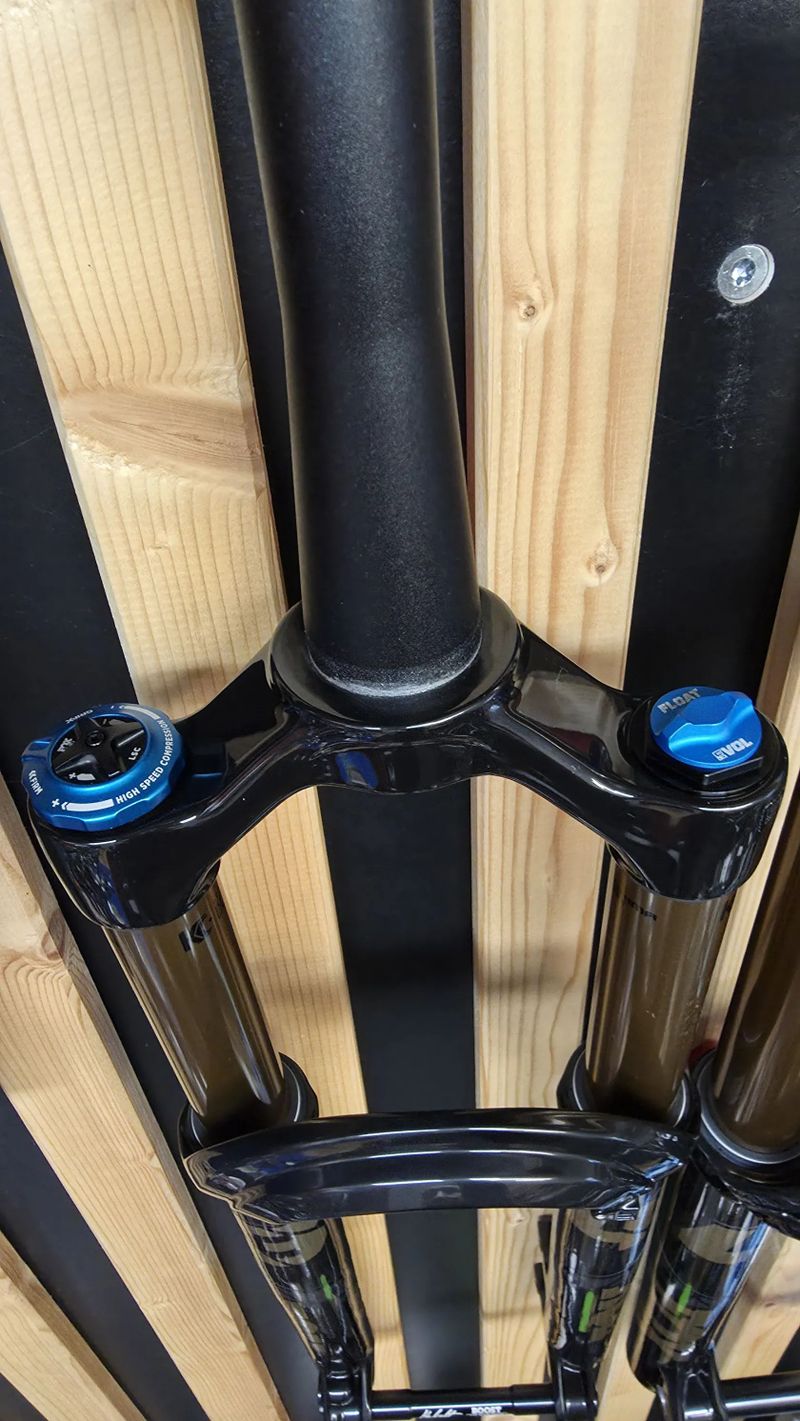 Nová Fox 34 Factory 140mm GRIP X 2025