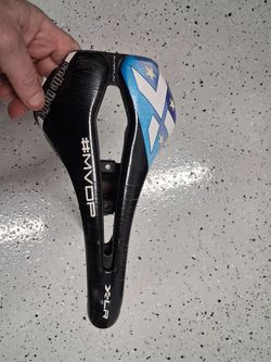 Sedlo + sedlovka carbon 350g