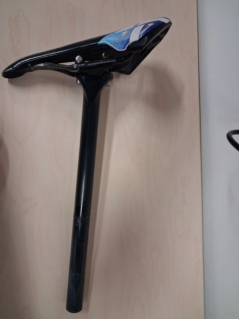 Sedlo + sedlovka carbon 350g