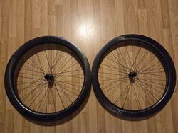 Silniční aero karbonová kola | 32 mm / 25 mm šířka | 50 mm / 55 mm výška | Ploché dráty