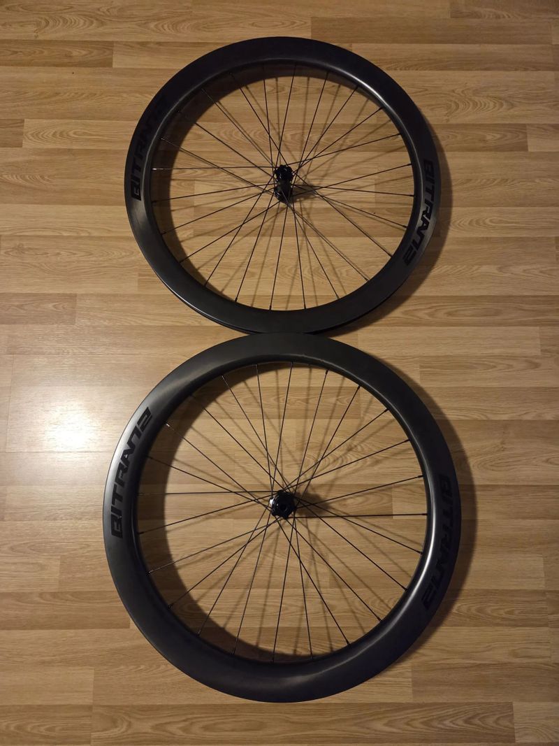 Silniční aero karbonová kola | 32 mm / 25 mm šířka | 50 mm / 55 mm výška | Ploché dráty