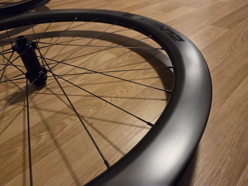 Silniční aero karbonová kola | 32 mm / 25 mm šířka | 50 mm / 55 mm výška | Ploché dráty