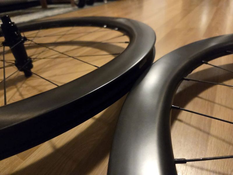 Silniční aero karbonová kola | 32 mm / 25 mm šířka | 50 mm / 55 mm výška | Ploché dráty