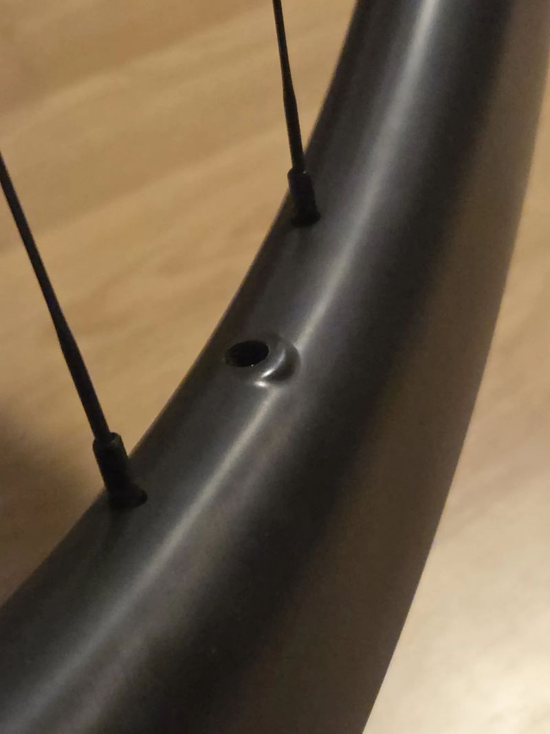 Silniční aero karbonová kola | 32 mm / 25 mm šířka | 50 mm / 55 mm výška | Ploché dráty