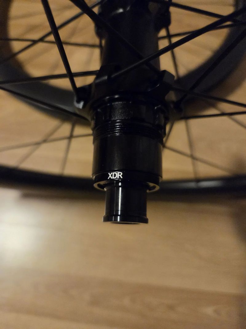 Silniční aero karbonová kola | 32 mm / 25 mm šířka | 50 mm / 55 mm výška | Ploché dráty