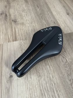 Sedlo karbon časovkářské FIZIK Transiro Aeris Long Distance R1