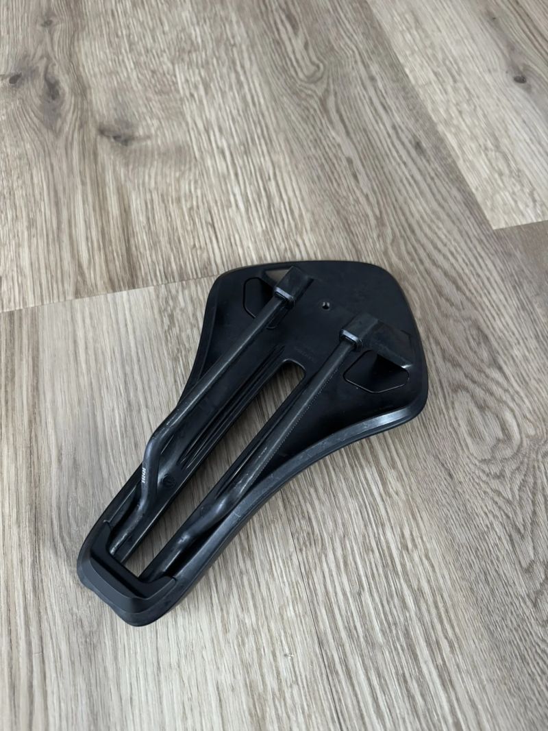 Sedlo karbon časovkářské FIZIK Transiro Aeris Long Distance R1