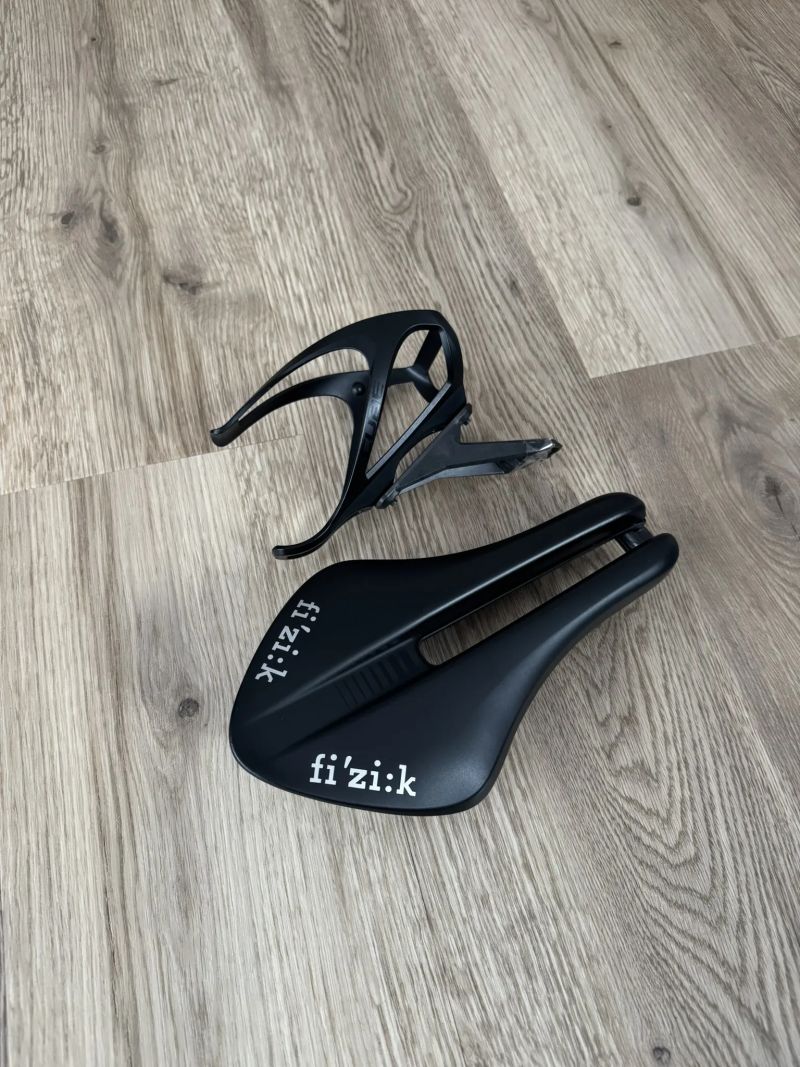 Sedlo karbon časovkářské FIZIK Transiro Aeris Long Distance R1