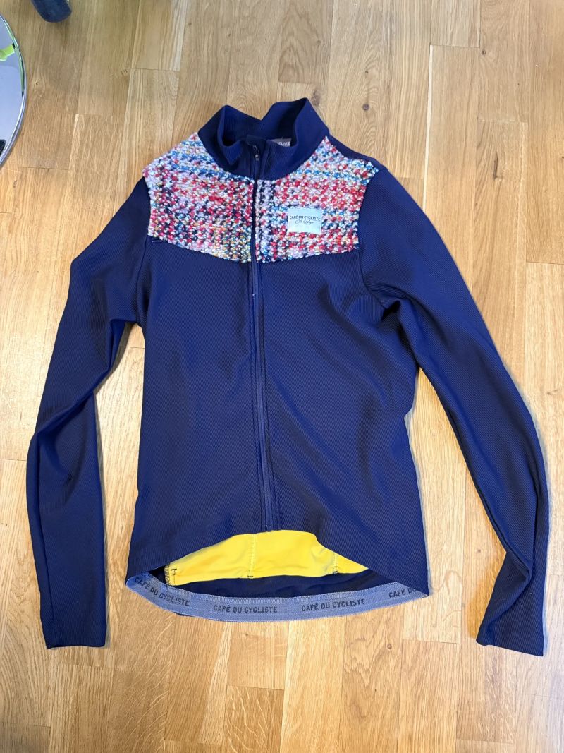 Assos a Cafe du cycliste krátký resp dlouhý dres