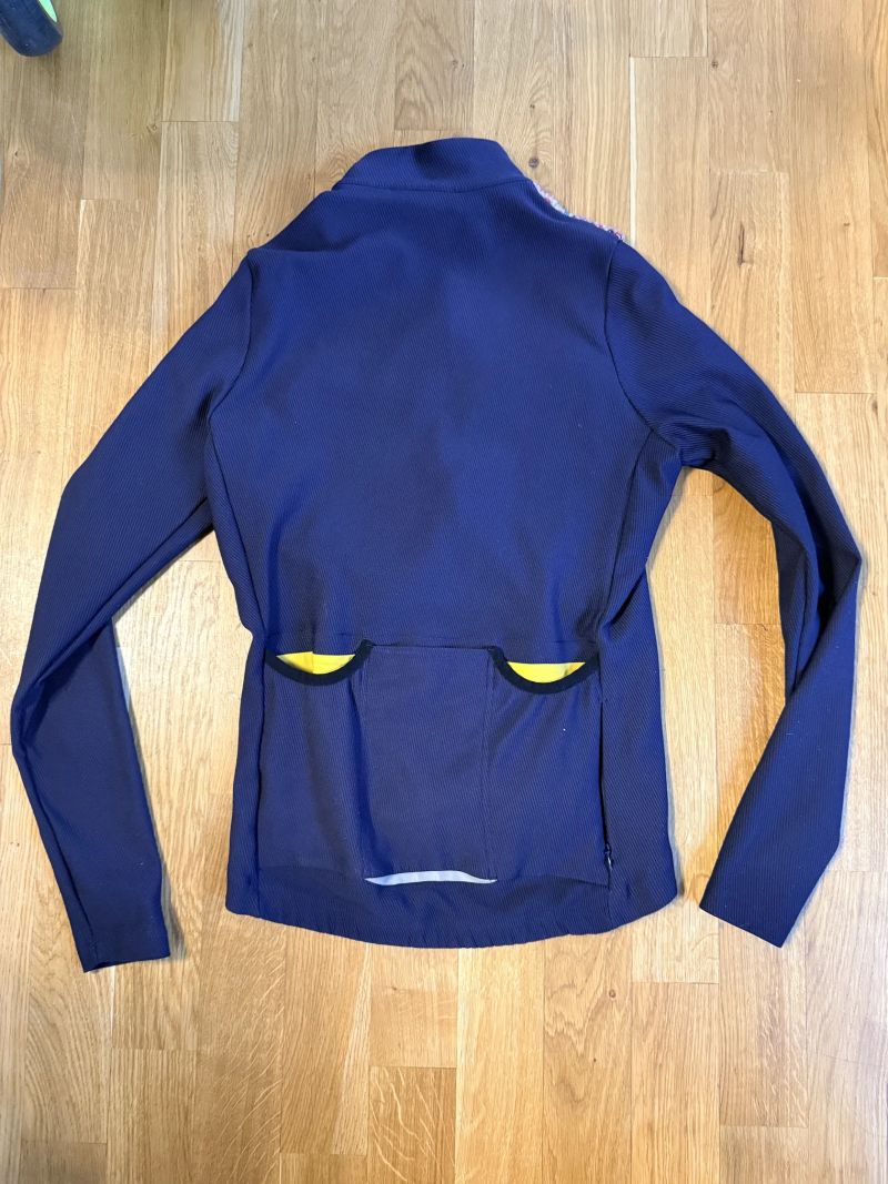 Assos a Cafe du cycliste krátký resp dlouhý dres