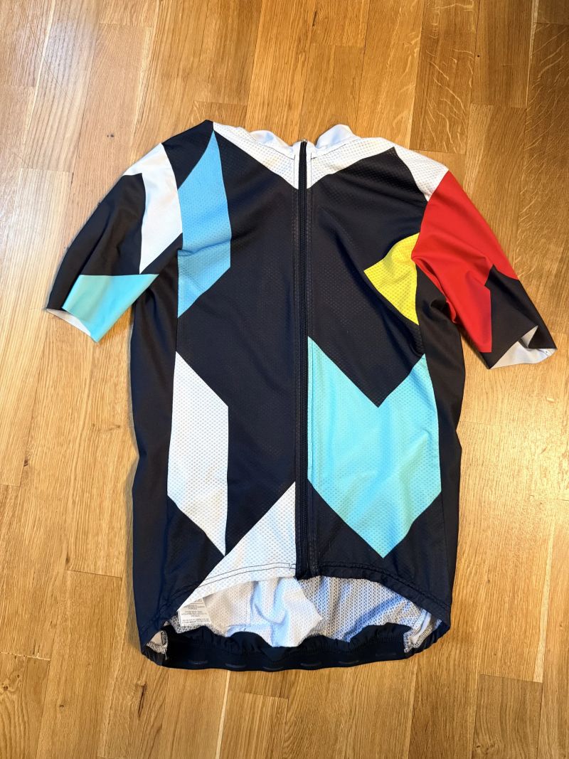 Assos a Cafe du cycliste krátký resp dlouhý dres