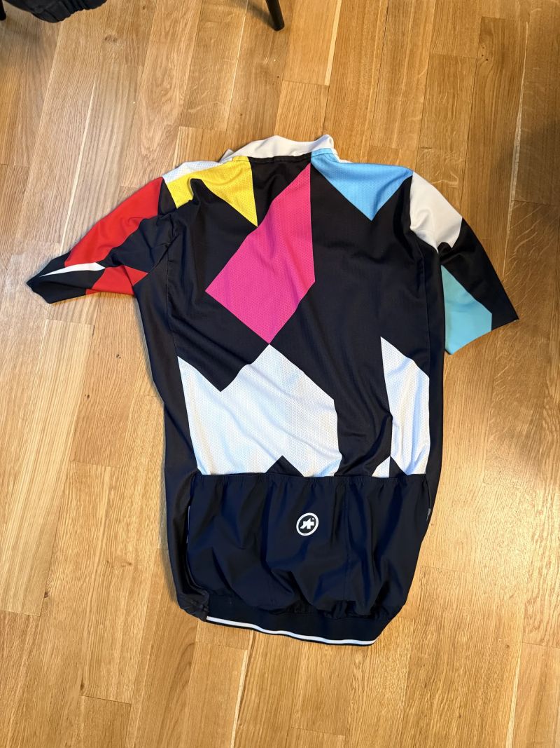 Assos a Cafe du cycliste krátký resp dlouhý dres