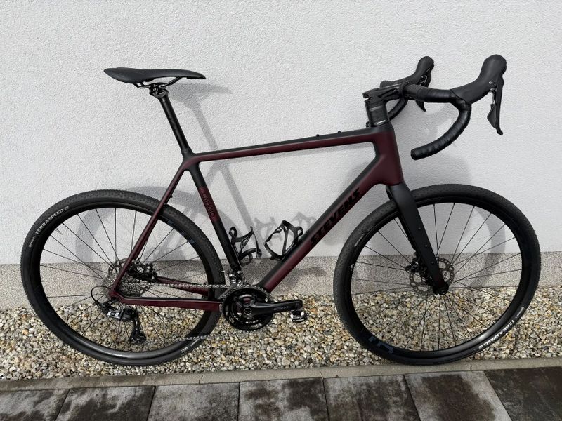 STEVENS CAMINO – karbonový gravel, GRX 2×11, stav nového, 1 285 km