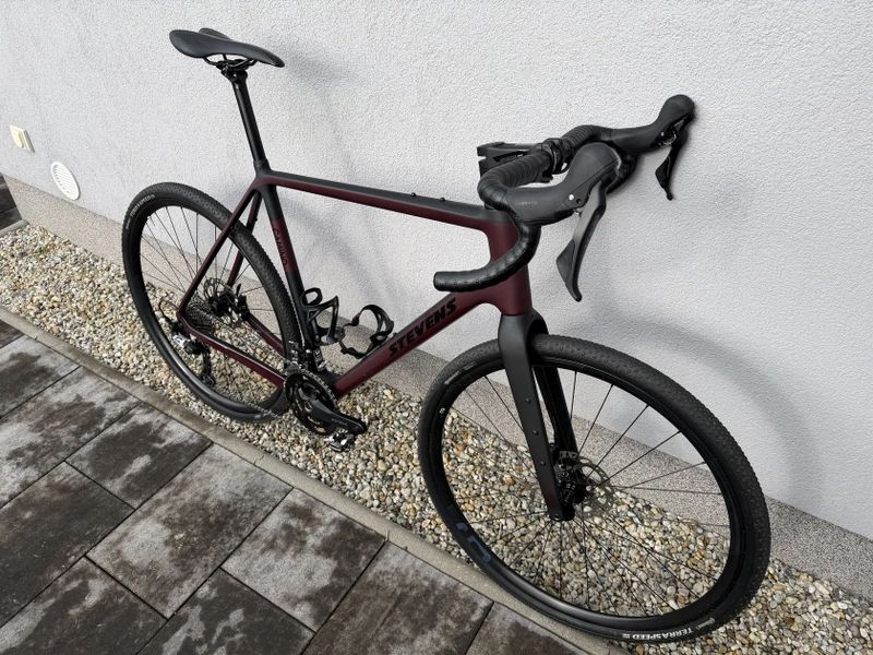 STEVENS CAMINO – karbonový gravel, GRX 2×11, stav nového, 1 285 km