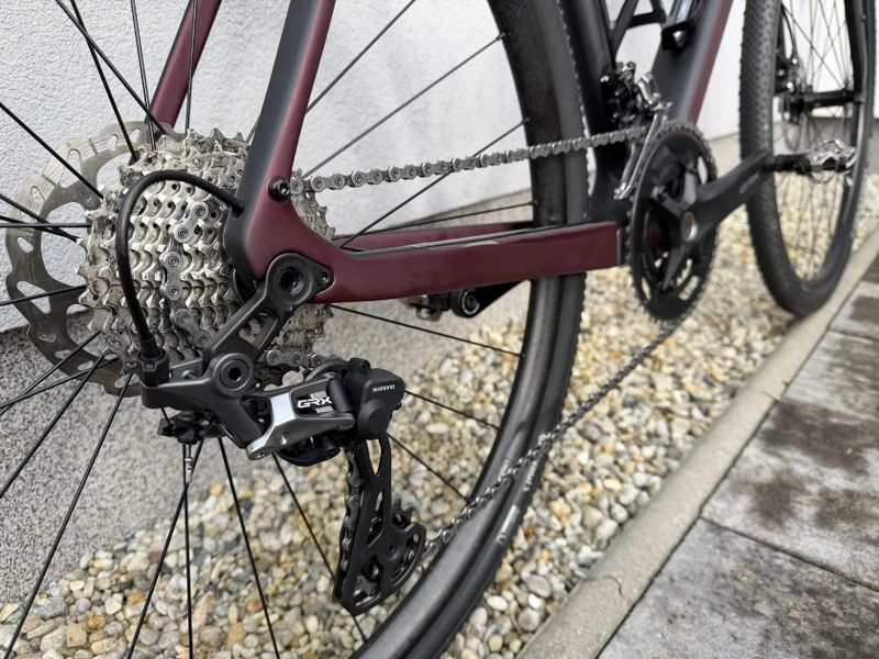 STEVENS CAMINO – karbonový gravel, GRX 2×11, stav nového, 1 285 km