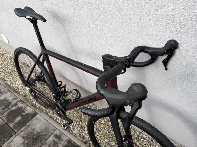 STEVENS CAMINO – karbonový gravel, GRX 2×11, stav nového, 1 285 km