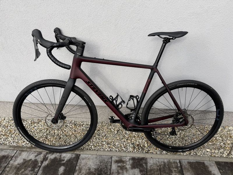 STEVENS CAMINO – karbonový gravel, GRX 2×11, stav nového, 1 285 km