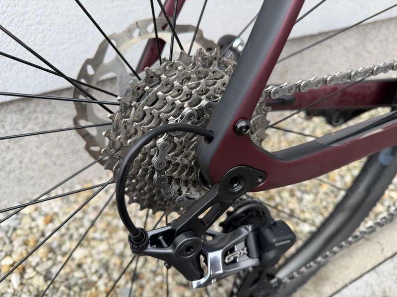 STEVENS CAMINO – karbonový gravel, GRX 2×11, stav nového, 1 285 km