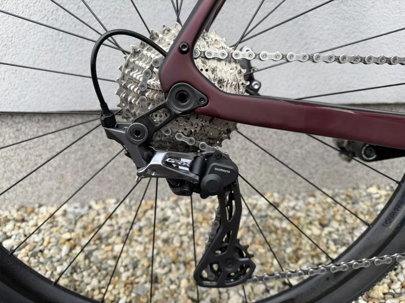 STEVENS CAMINO – karbonový gravel, GRX 2×11, stav nového, 1 285 km