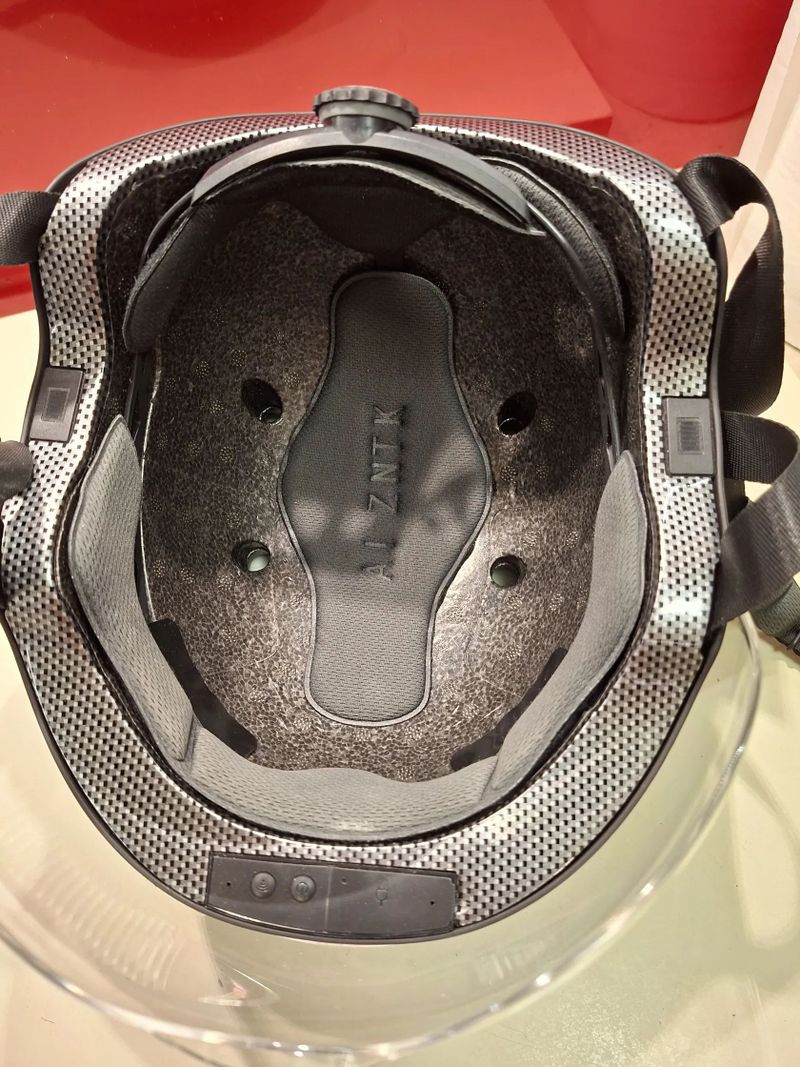 Prodám chytrou helmu K2 Bluetooth přední zadní kamera nahrávání zvuku videa přehrávání mp3 možnost t