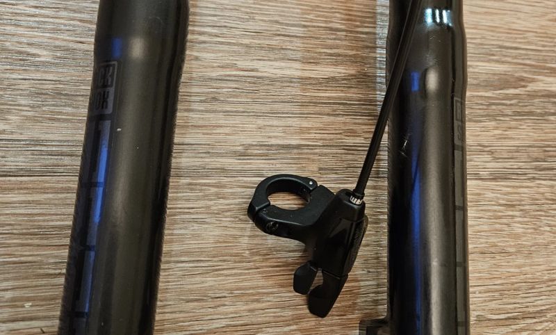 Odpružená vidlice Rock Shox REBA, BOOST, 110mm, 29" včetně páčky