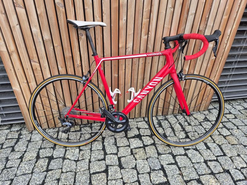 Canyon Endurace CF 8.0 - povoluje se výplet v zadním kole, jinak perfektní stav