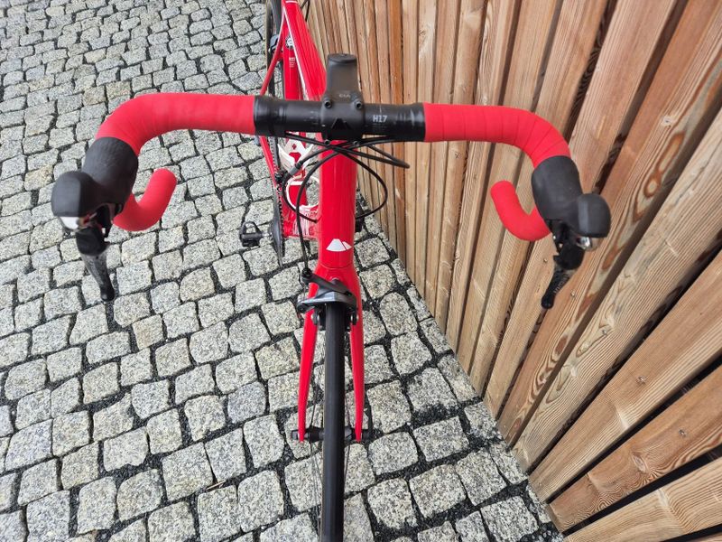 Canyon Endurace CF 8.0 - povoluje se výplet v zadním kole, jinak perfektní stav