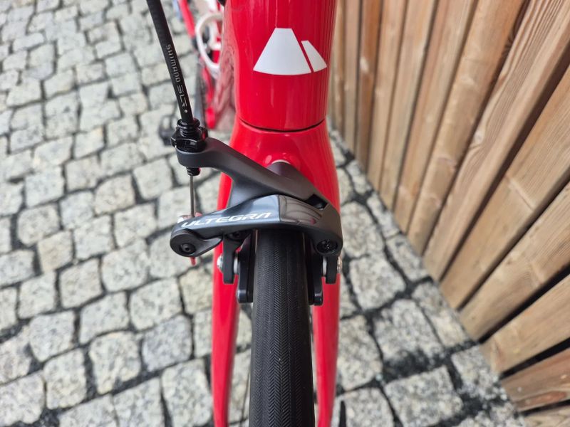 Canyon Endurace CF 8.0 - povoluje se výplet v zadním kole, jinak perfektní stav