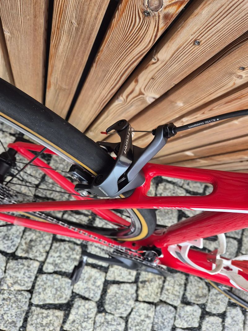 Canyon Endurace CF 8.0 - povoluje se výplet v zadním kole, jinak perfektní stav