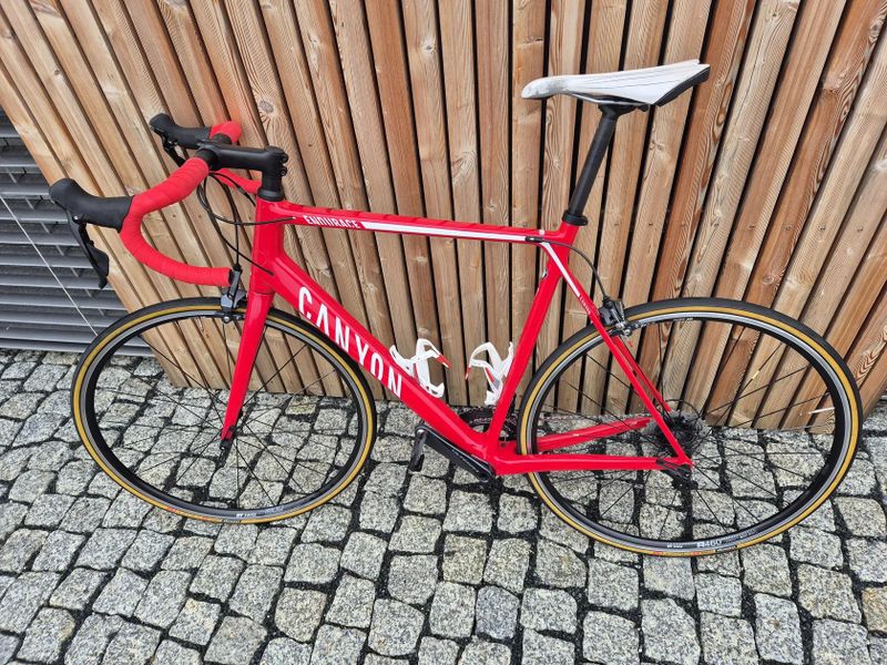 Canyon Endurace CF 8.0 - povoluje se výplet v zadním kole, jinak perfektní stav