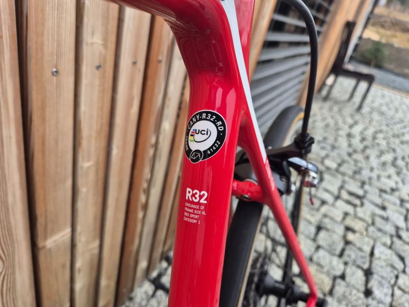 Canyon Endurace CF 8.0 - povoluje se výplet v zadním kole, jinak perfektní stav