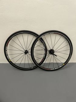 Zapletená silniční kola Mavic Aksium Race + pláště